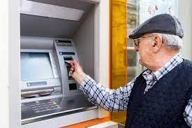 Теглиш пенсията през банкомат? Ето колко изяждат таксите
